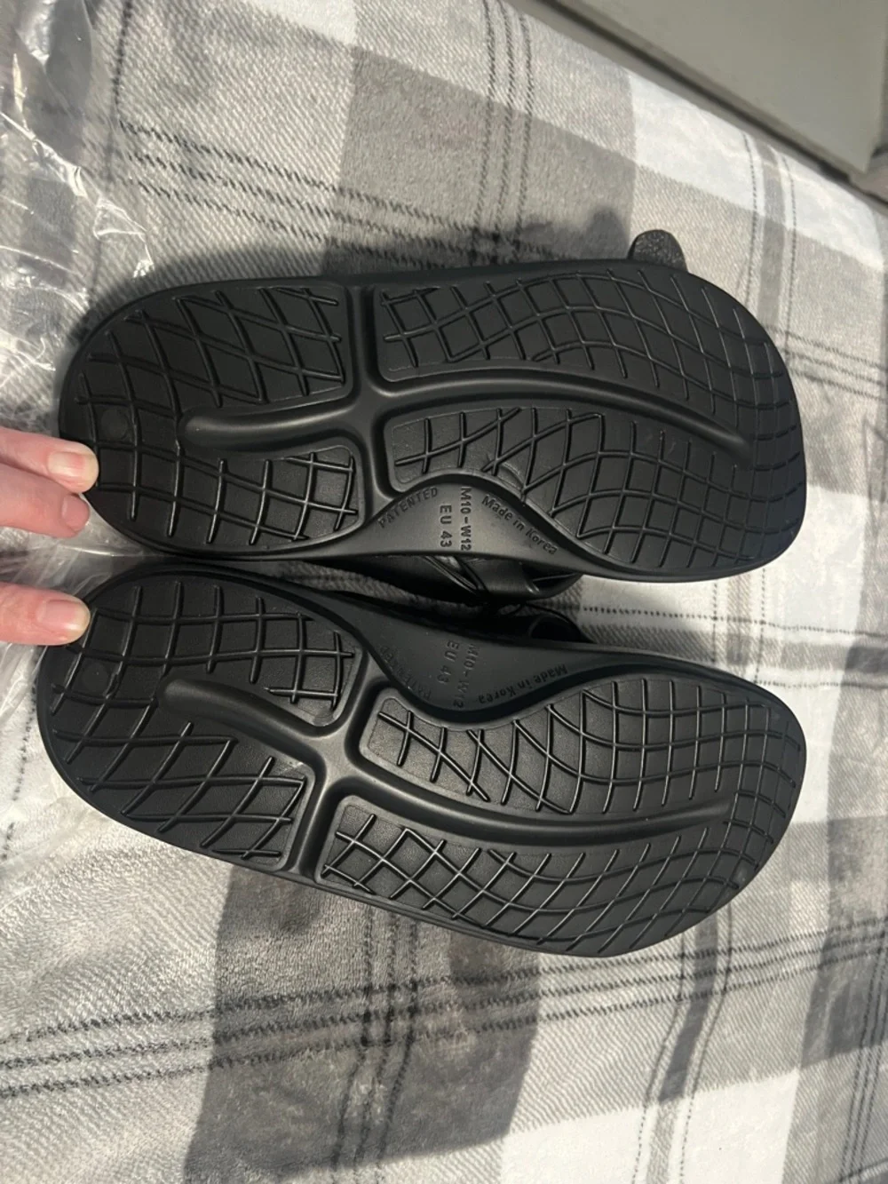 OOFOS Black Men’s Thong Sandals